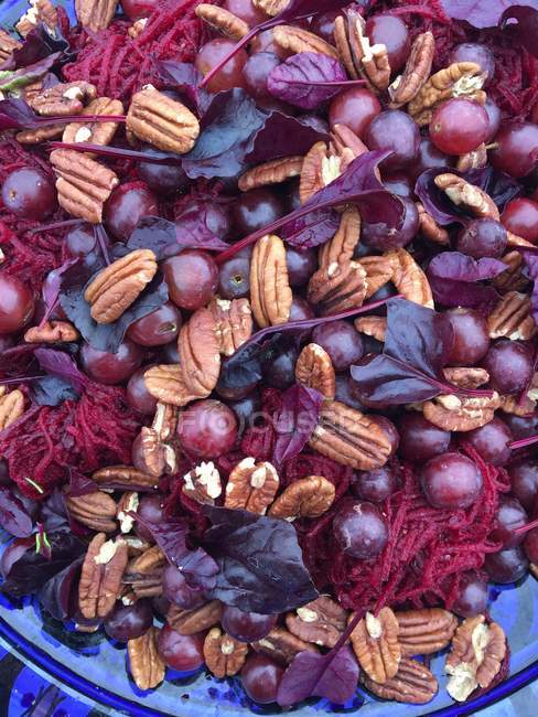 Roher Salat mit Roter Bete und Trauben, Nahaufnahme — Stockfoto