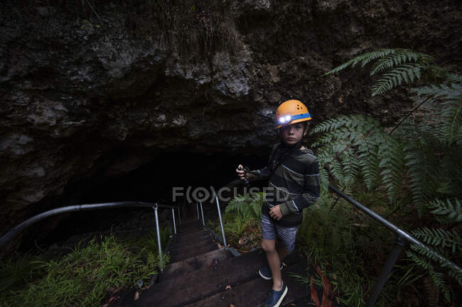 Boy going on a cave walk, Austrália Ocidental, Austrália — Fotografia de Stock