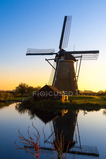 Kinderdijk é uma vila dos Países Baixos, pertencente ao município de Molenwaard, na província da Holanda do Sul. — Fotografia de Stock