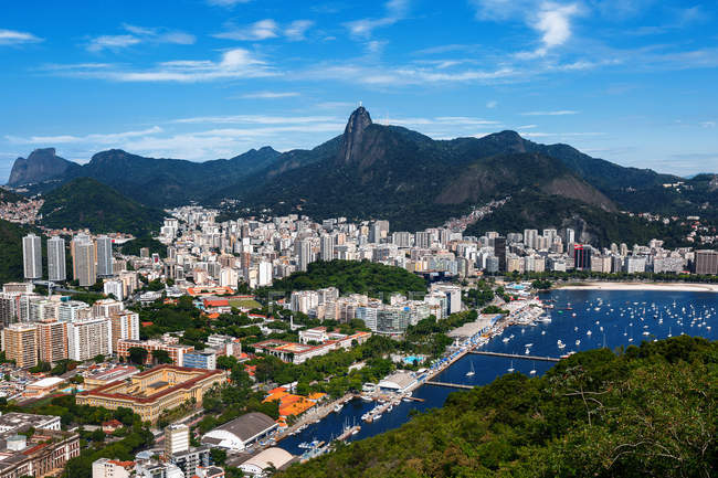 Luftaufnahme des Rio de Janeiro Stadtbild und Corcovado Berg, Brasilien — Stockfoto