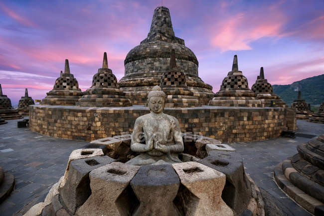 Vista panoramica della statua di Buddha a Borobudur, Magelang, Yogyakarta, Giava centrale, Indonesia — Foto stock