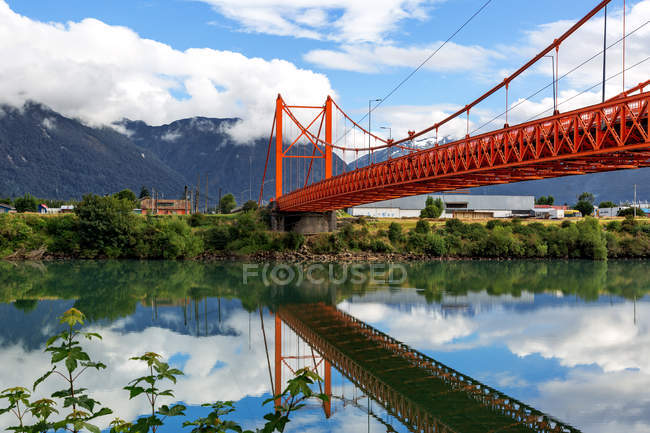Vue sur la rivière Aysen et le pont Presidente Ibanez, région d'Aysen, Puerto Chacabuco, sud du Chili — Photo de stock