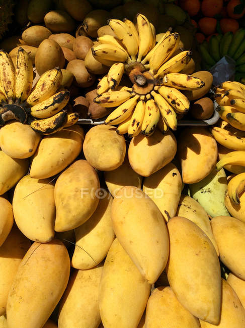 Bananas e mangas em um mercado, Phuket, Tailândia — Fotografia de Stock