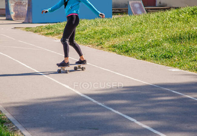 Woman skateboarding in the park — Stock Photo