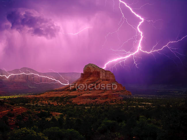 Tempesta di fulmini intorno Bell Rock and Courthouse Butte, Sedona, Arizona, America, Stati Uniti — Foto stock
