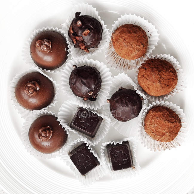 Vista superior de trufas de chocolate en un plato - foto de stock