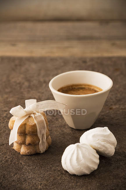 Café expreso y una pila de galletas con merengues - foto de stock
