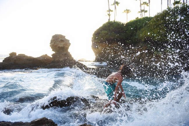 Boy playing in ocean tide pool surf, Orange County, California, America, USA — Stock Photo