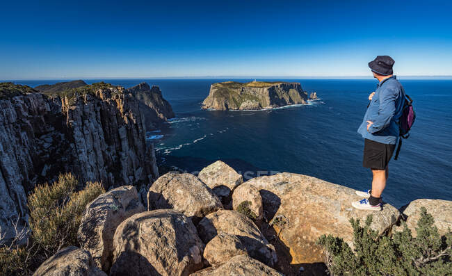 Randonneur debout sur les falaises, Pilier du Cap, Tasmanie, Australie — Photo de stock