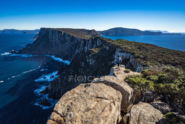 Hiker standing on cliffs, Cape Pillar, Tasmania, Australia — Stock Photo
