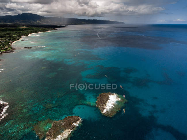 Aerial view of Outrigger Canoe Race, Waimea Bay, Oahu, Hawaii, America, USA — Stock Photo