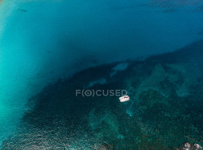 Scenic view of Catamaran boat anchored in Waimea Bay, Hawaii, America, USA — Stock Photo