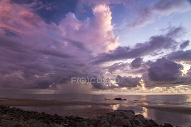 Nuvens de chuva sobre o oceano, Papar, Sabah, Malásia — Fotografia de Stock