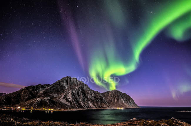Aurora Borealis por encima del monte Nappstinden, Lofoten, Nordland, Noruega - foto de stock