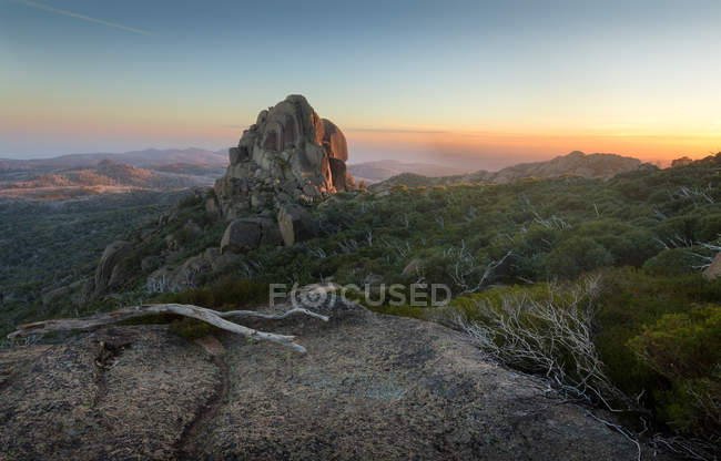 Vista panorámica de Cathedral Rock, Mount Buffalo National Park, Victoria, Australia - foto de stock