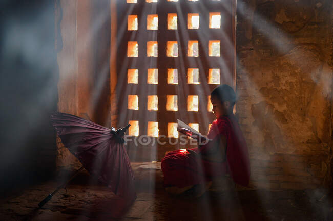 Leitura de monge no templo antigo, Bagan Myanmar — Fotografia de Stock