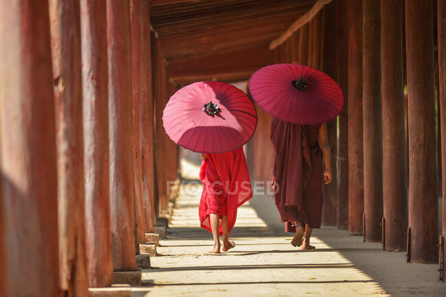 Monk walking on ancient temple,Bagan Myanmar — Stock Photo