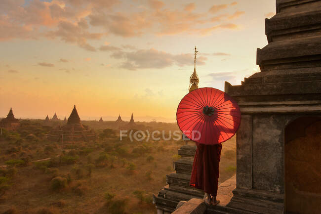 Monge relaxando no templo antigo durante o pôr do sol, Bagan Myanmar — Fotografia de Stock