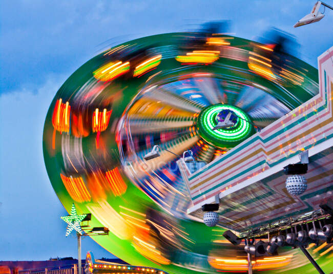The carousel that turns the night of carnival colored leaves trails in the sky that darkens — Stock Photo