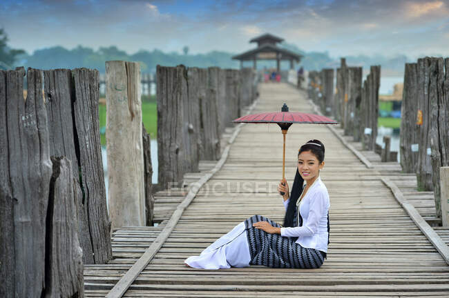 A bela mulher Myanmar em durante o nascer do sol, Mandalay Myanmar, estilo vintage — Fotografia de Stock