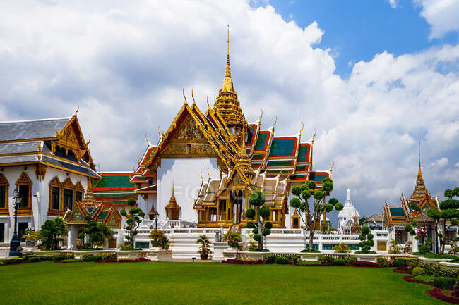 Grupo Phra Maha Prasat no Grande Palácio, Bangkok, Thailan — Fotografia de Stock
