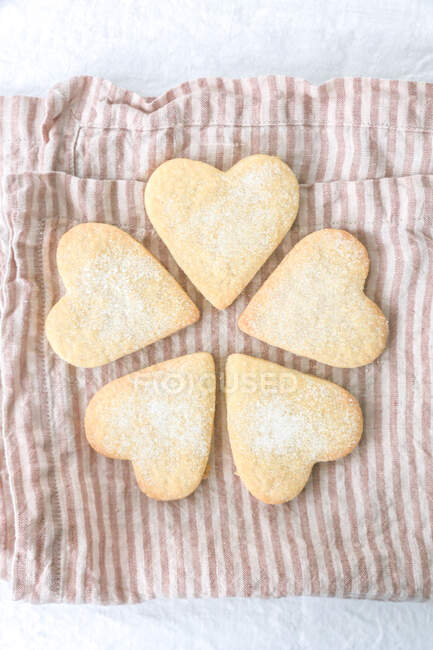 Крупный план сердечного печенья на скатерти — стоковое фото