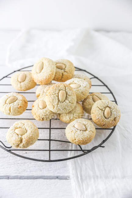 Biscuits savoureux sur table blanche — Photo de stock