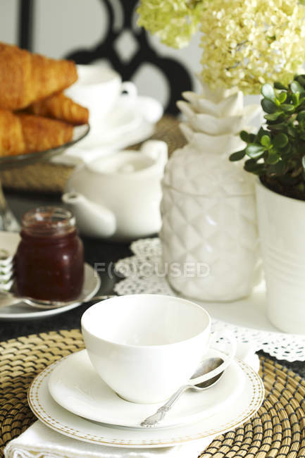 Vista de primer plano de la mesa para el desayuno - foto de stock