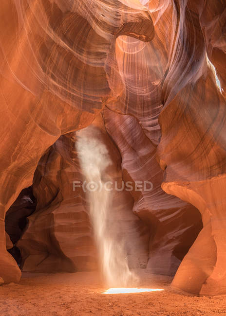 Vista panoramica di fasci di luce in Antelope Canyon, Arizona, America, Stati Uniti d'America — Foto stock