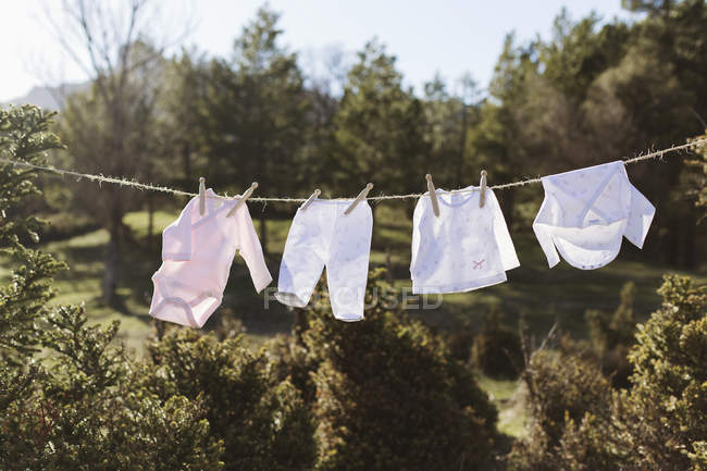 Lavandería colgada en una línea de lavandería - foto de stock