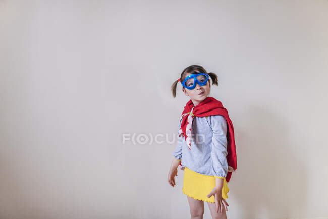 Retrato de uma menina vestida como um super-herói — Fotografia de Stock