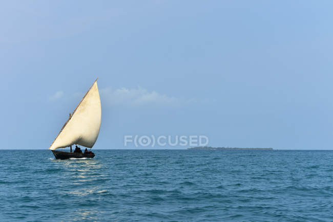 Bateau de pêche Dhow naviguant dans l'océan, Zanzibar, Tanzanie — Photo de stock