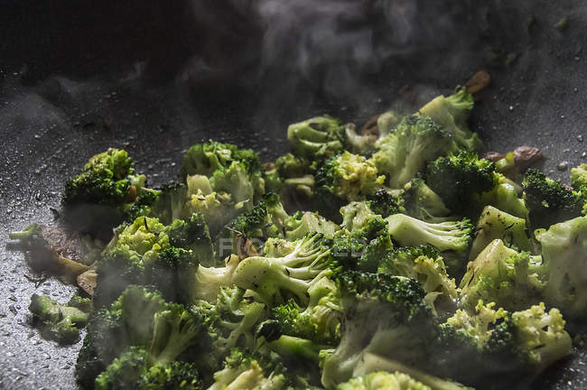 Broccoli with garlic in a frying pan — Stock Photo