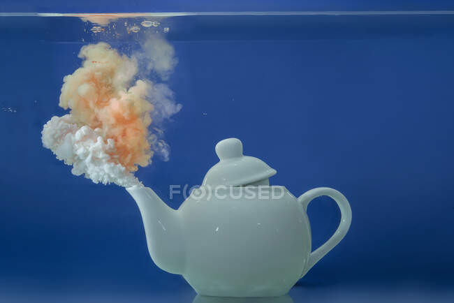 Чайник під водою з концептуальною парою, що виходить з носика — стокове фото