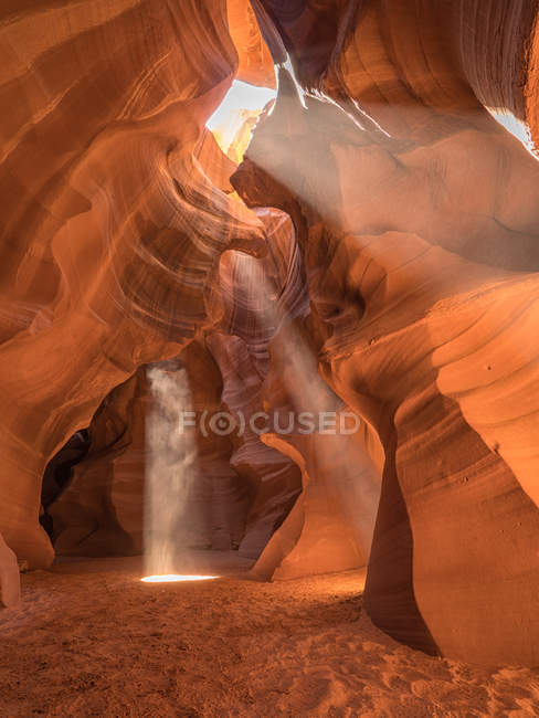 Мальовничим видом світла балки в Америці Каньйон Антилопи, Аризона, США — стокове фото