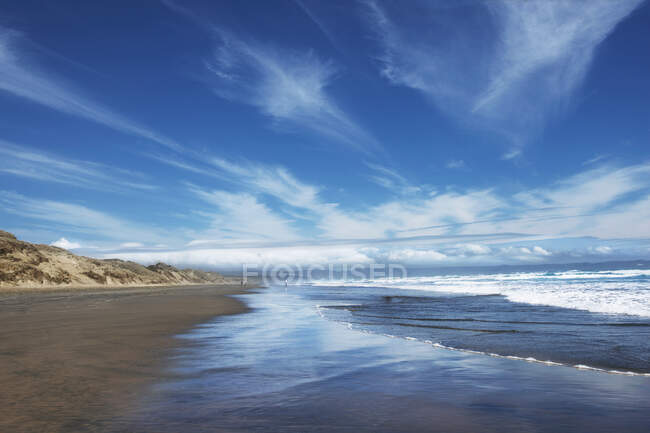 View of the beach with ocean waves — Stock Photo