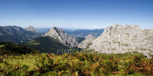 Vista panoramica sul paesaggio montano, Parco Naturale dell'Urkiola, Vizcaya, Paesi Baschi, Spagna — Foto stock