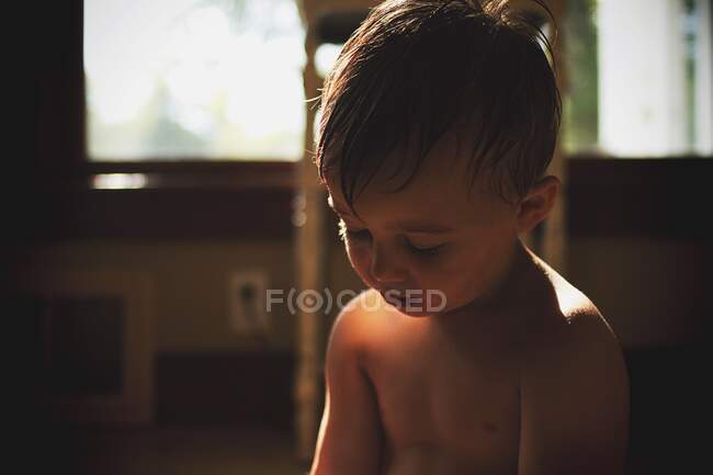 Retrato de uma criança olhando para baixo — Fotografia de Stock
