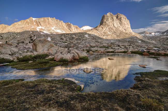 Vista panorámica de Mountain Reflections en Rock Creek, Sequoia National Forest, California, América, EE.UU. - foto de stock