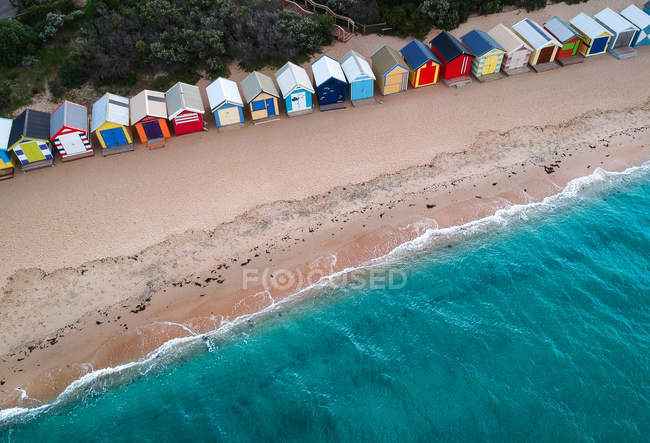 Vista aérea de las cabañas de playa en Brighton Beach, Melbourne, Victoria, Australia - foto de stock