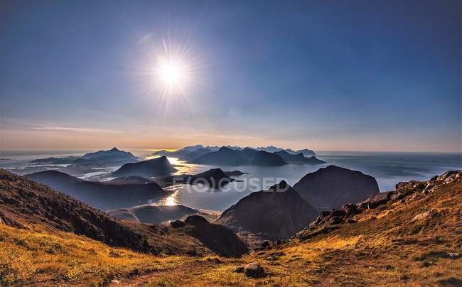 Прибуття острови видно з Mt. Himmeltinden, Utakleiv, Nordland, Норвегія — стокове фото