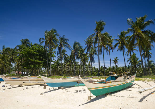 Barche da pesca sulla spiaggia, Guimbatayan, Isola di Cebu, Filippine — Foto stock