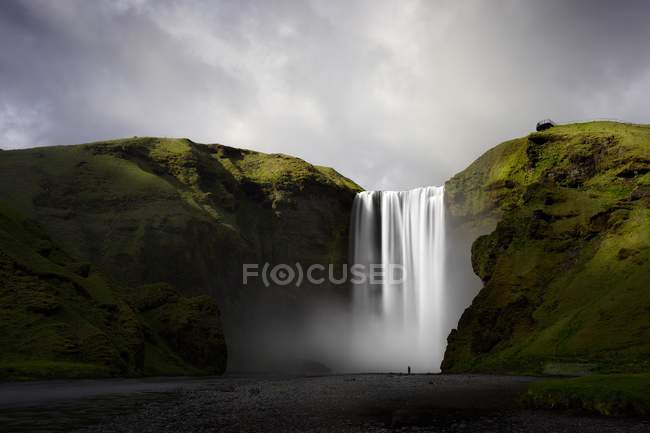Vista panorâmica da cachoeira Skogafoss, Skogar, Islândia — Fotografia de Stock