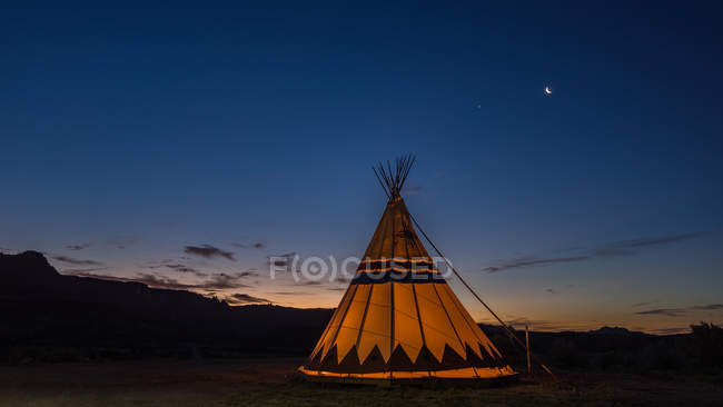 Силуэт палатки Teepee на восходе солнца, Юта, Америка, США — стоковое фото