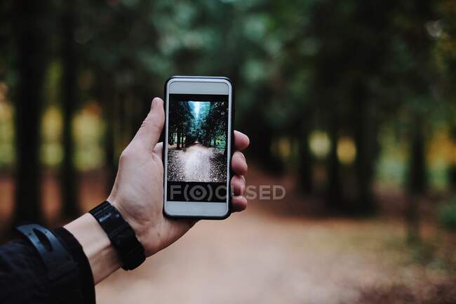 Homme prenant une photo avec un smartphone — Photo de stock