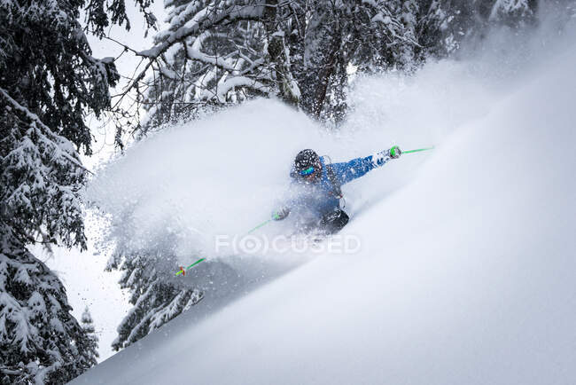 Sciare uomo sulla neve fresca, Zauchensee, Salisburgo, Austria — Foto stock