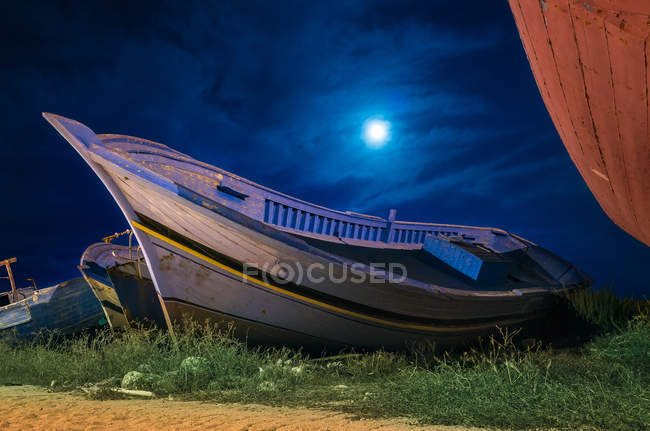 Брошенные лодки, используемые мигрантами для достижения Сицилии, Италия — стоковое фото