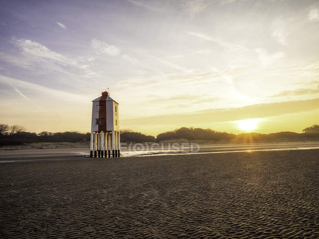 Vista panorâmica do farol na praia ao nascer do sol, Burnham no mar, Somerset, Inglaterra, Reino Unido — Fotografia de Stock