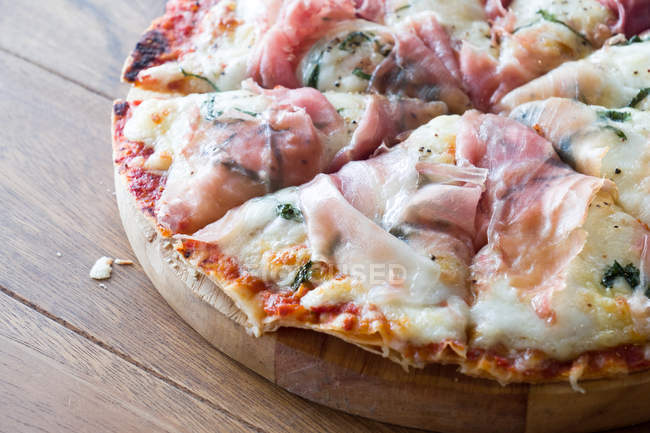 Majestueuse mozzarella de buffles et pizza au prosciutto — Photo de stock