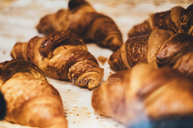 Vista de close-up de saborosos croissants frescos — Fotografia de Stock